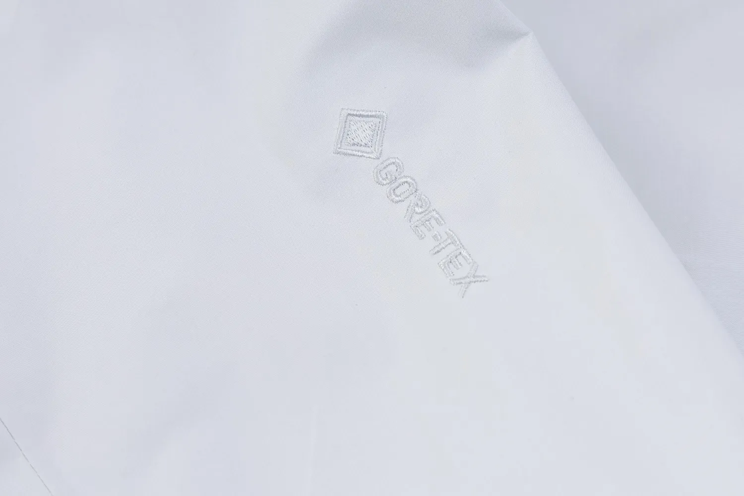 Beat Jacket ， ！ GORE-TEX ， 80D GORE-TEX e PE( ) ，Lightweight、 PFC， 、 、Breathable。C-KNIT ， Storm Hood ， 。 ， ， ， GORE-TEXe PE ， ， 80D 。 ：Black Size：S-XXL